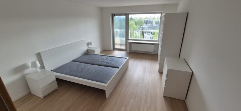 Co Living Oberschleissheim Zimmer mit Balkon 1 1 768x355