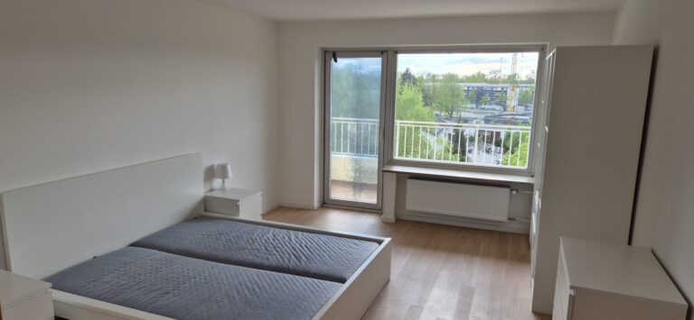 Co Living Oberschleissheim Zimmer mit Balkon 2 1 768x355
