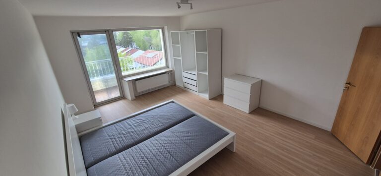 Co Living Oberschleissheim Zimmer mit Balkon 3 1 768x355